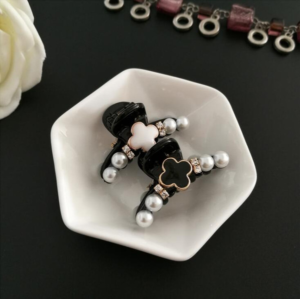 2019 hot sale Japanese and Korean new small catch four-leaf clover female pearl rhinestone top clip grab