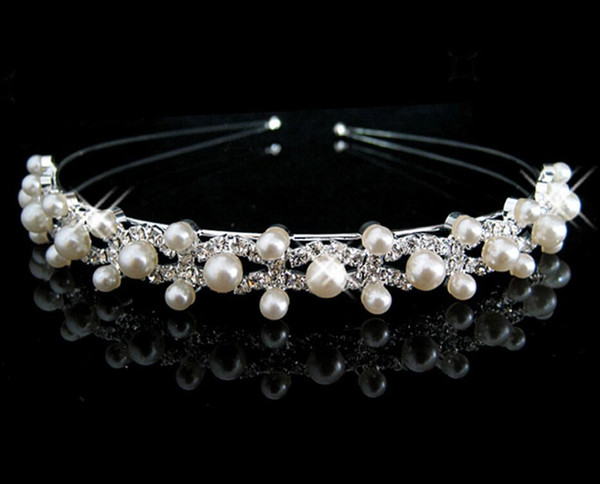 The bride's simple style headdress is decorated with handmade pearl water drill and sweet hair band