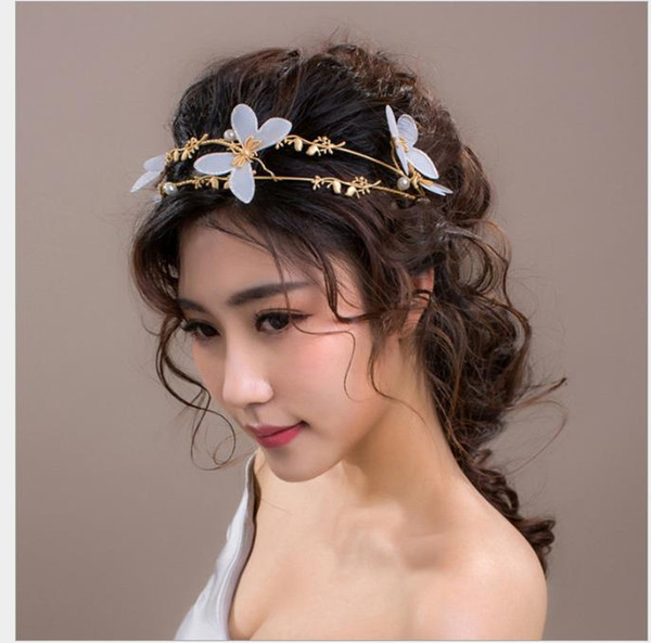 Korean version of bride's wedding headdress, bride's hair, white butterfly dress and bride's butterfly crown