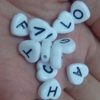 500 pcs Acrylic Random LETTER A-Z White/black heart shape ALPHABET BEADS free shipping to wordwide