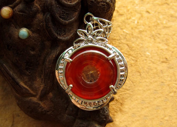 Natural stones onyx pendant peace buckle