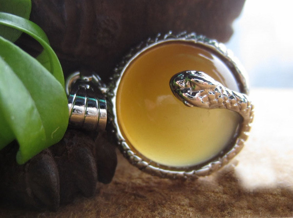 European and American fashion natural agate pendant snake