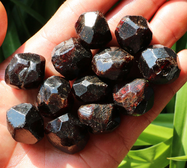 Mineral specimens Natural Garnet Natural Red Garnet Original Stone Specimen