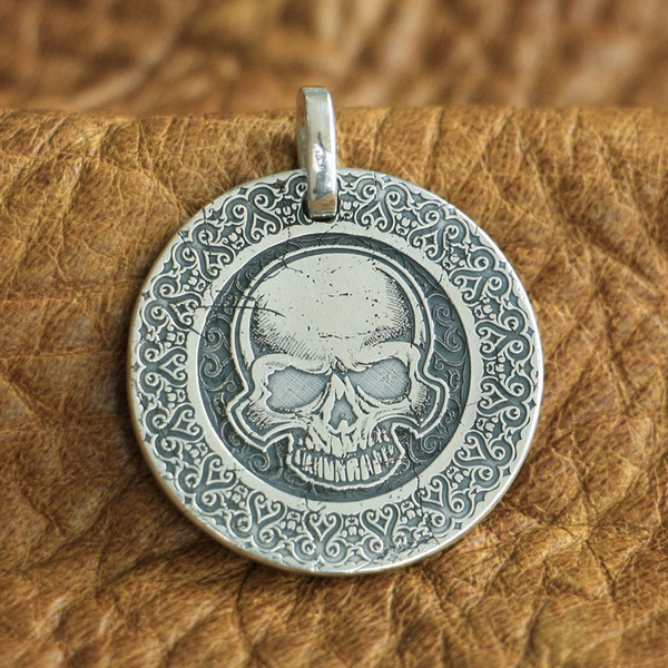 LINSION 999 Sterling Silver Laser Engraved High Details Skull Mens Biker Pendant 9X305 JP