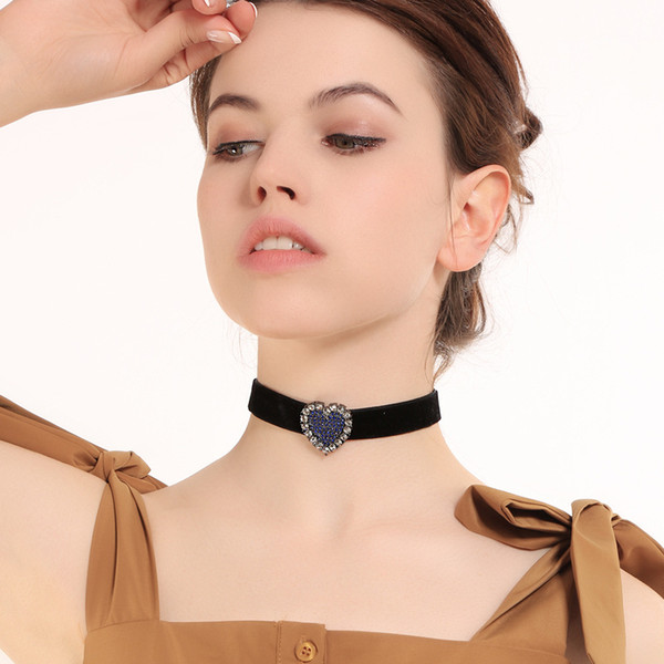 Wholesale ins Gothic Jewelry Court Style Black Velvet Choker Necklace with Heart Decoration Statement Necklace for Women Accessories
