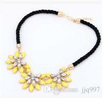 Wholesale freeshipping 2pcs lot fashion sun flowers necklace retro short necklace Korean version of the pendant gift for women high quality