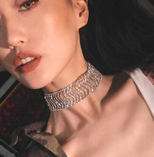 2019 European and American fashion exquisite jewelry full diamond hollow wave necklace neck chain clavicle ladies jewelry