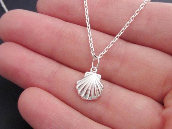 5PCS Sea Clam Shell Necklaces Seashell Necklace Nautical Ariel Mermaid Necklace Cute Conch Necklaces for Ocean Beach Party