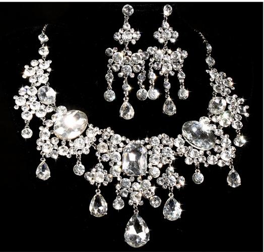 2015 Exquisite Bride's Necklace And Earrings Fashionable Flower Crystal Diamond Necklace And Earrings Pretty Pendant Wedding Accessory