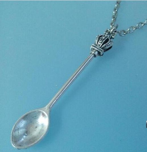 Fashion 10pcs/lot Tibetan Silver Vintage Style Alice Wonderland Crown Inspired Mini Tea Spoon Snuff Necklace DIY