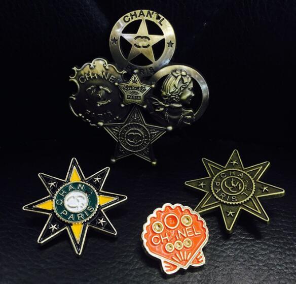 Sale Price Vintage Brand Letters Logo Badge Brooches Crystal Pearl Enamel Brooch Pins Scarf Clips Women Men Suit Accessories Jewelry