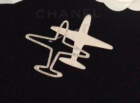 Chic Airplane Brooch Pins Brand Letters Logo Brooches Crystal Rhinestone Corsage Gold Silver Palted Brooch Women Men Clothing Accessories