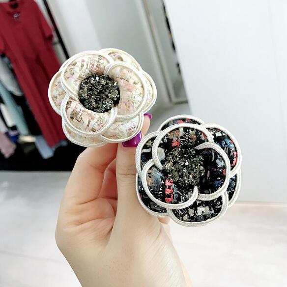 New Luxury Camellia Flower Badge Brooch Pins Czech Crystal Fabric Flower Brooches Women Suit Shirt Accessories Jewelry