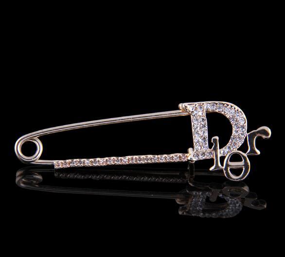 Fashion Letters Design Scarf Clips Brooches Shining Crystal Rhinestone Corsage Women Suit Shirt Accessories Party Jewelry