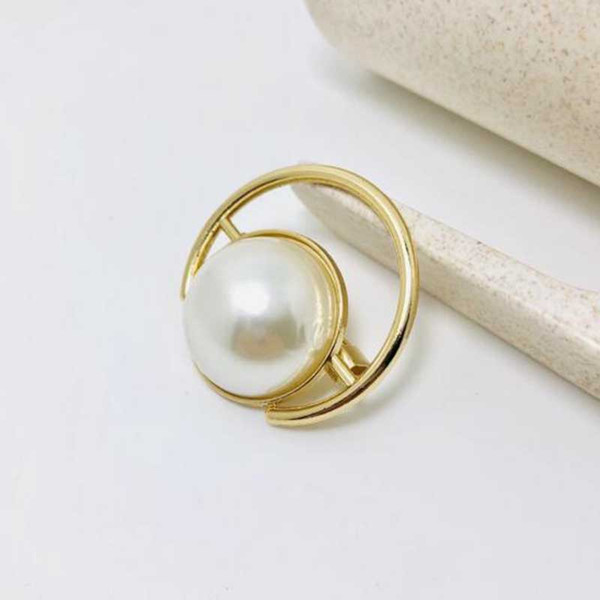 Women Fashion Hollow Round Brooches Scarf Clips Smooth Pearl Corsage Brooch Pins Suit Coat Accessories Jewelry