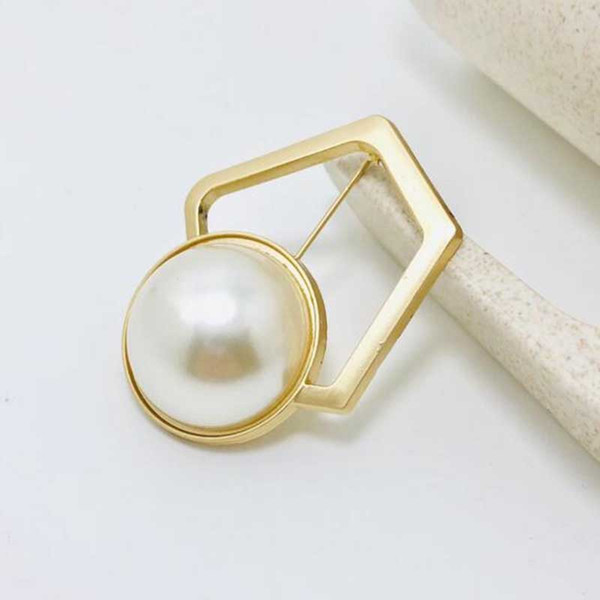 Eur Fashion 14K Gold Geometry Brooches Scarf Clips Smooth Pearl Corsage Brooch Pins Women Girl Suit Accessories Jewelry