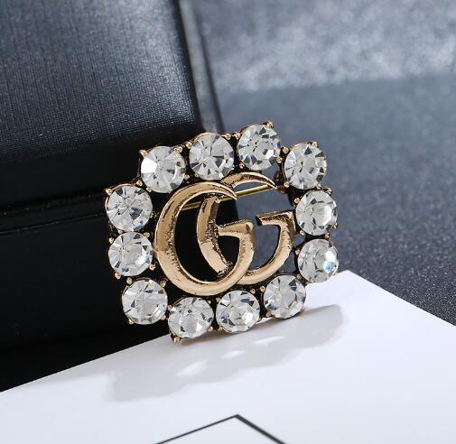 Luxury Brand Letters Brooch Pins Crystal Rhinestone Hollow Letters Cprsage Scarf Buckle Women Girl Suit Shirt Accessories Jewelry