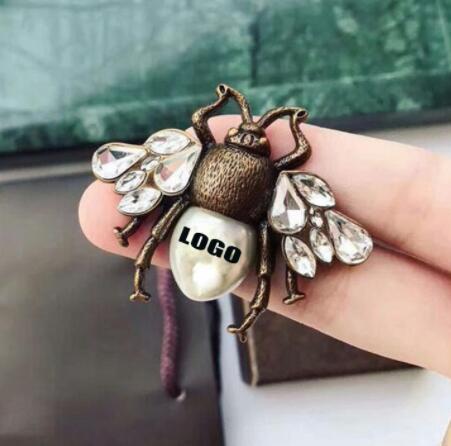 Luxury Fashion Crystal Pearl Bee Brooch Pins With Letters Stamp Lapel Pins Scarf Clips For Women Men Suit Brooches Jewelry Accessories