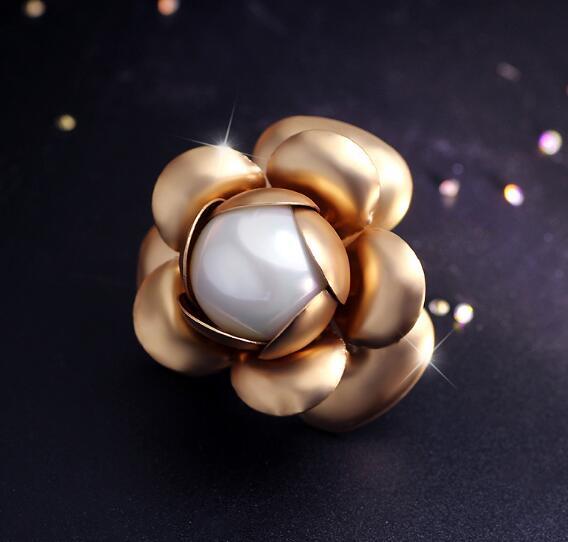 Fashion Pearl Camellia Flower Brooch Scarf CLips Gold Silver Flower Corsage For Women Men Suit Shirt Accessories Brooch Pins Jewelry