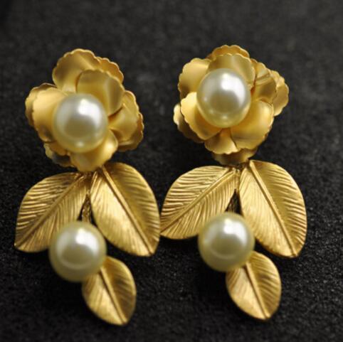 Retro Baroque Gold Plated Leaves Flower Dangle Earrings Smooth Pearl Eardrop Ear Studs For Women Gilr Prom Jewelry Gift