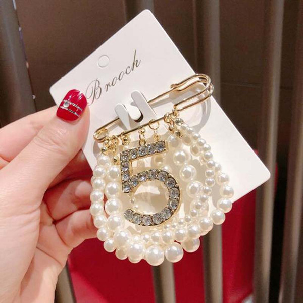 Delicate Chic Pearl Tassel Pendant Scarf Clips Brooches Crystal Number 5 Brooch Pins Women Girl Suit Dress Accessories Party Jewelry Gift
