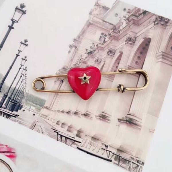 New Luxury Retro Heart Shape Enamel Brooch Pin With Letters Bronze Color Brooch Scarf Clips Women Gir Suit Lapel Pin Accessories Jewelry