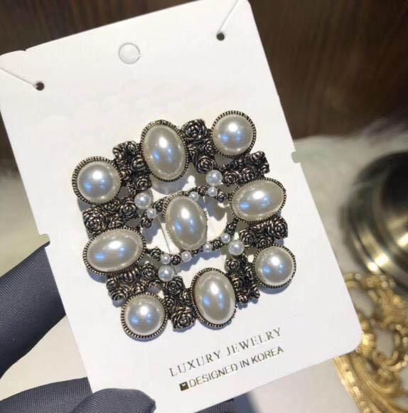 New Vintage Geometry Hollow Square Letters Brooch Pins High Quality Pearl Flower Brooches Letters Brooch Women Wedding Party Jewelry