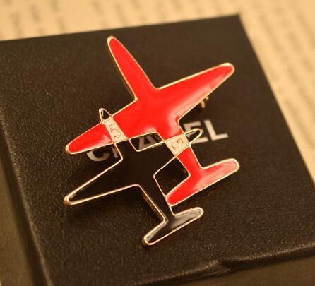 Fashion Aircraft Airplan Brooches Balck Red Enamel Corsage Lapel Pins For Women Men Coat Accessoreis Jewelry