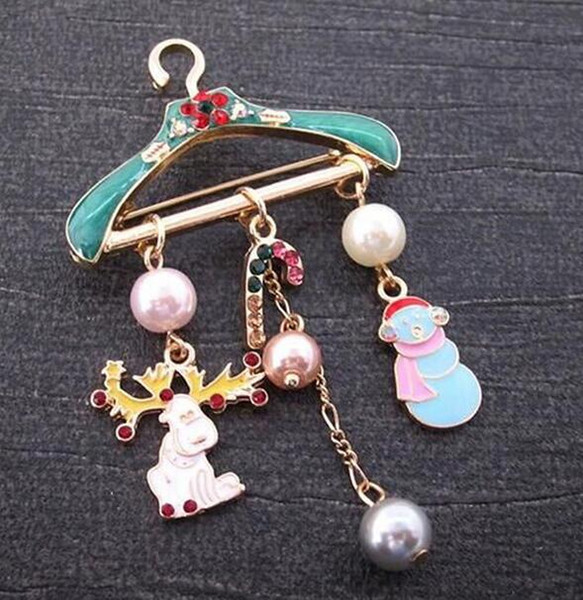 Creative Retro Coat Hanger Brooches Cute Elk Snowmen Pendant Corsage Crystal Pearl Enamel Brooch Pins Women Clothing Suit Accessories