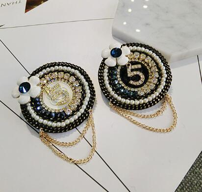 Retro Number 5 Brooches Double Layers Chain Pendant Corsage Crystal Pearl Flower Brooch Pins Lapel Pin For Women Suit Accessoreis Jewelry