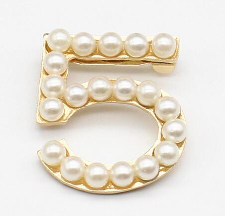 Chic Number 5 Brooches High Quality Gold Tone Pearl Lapel Pins Corsage For Women Suit Shirt Accessories Party Jewelry