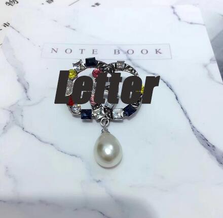 Bohemian Fashion Colorful Crystal Letters Logo Brooch Pins Pearl Dangle Drop Corsage Scarf Clips Women Party Prom Jewelry Accessories