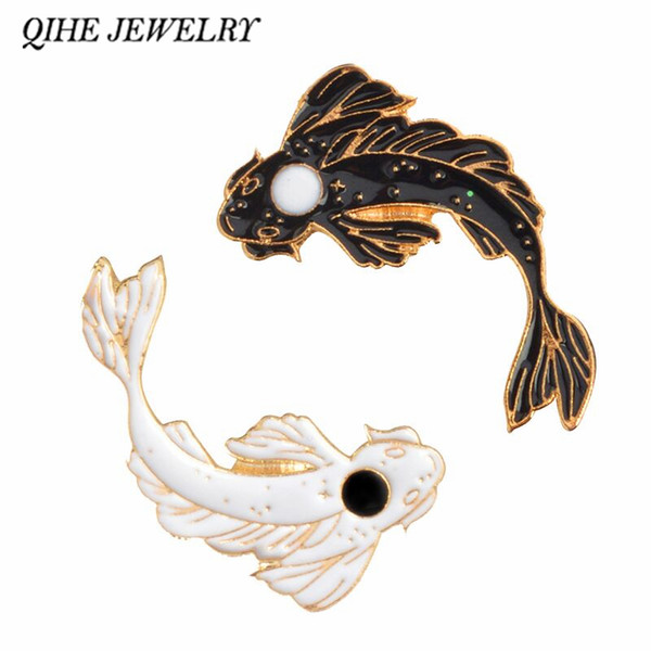 QIHE SIERADEN Yin Yang Koi Pins Japanse Koi Vis Goudvis Harde Emaille Reversspeldjes Badges Broches Animal Pins Clooection