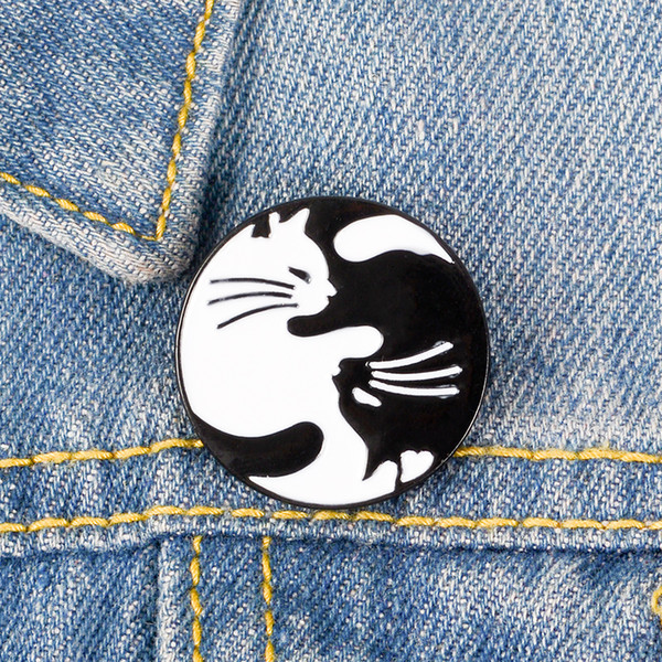 Two Cat Enamel Pin Cute Black and White Animal Lapel Brooch Head and Tail Docking Round Badge Mutual dependence kitten Jewelry