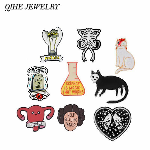 QIHE SIERADEN Skeleton Hart Schedel Kat Grafsteen Gloeilamp Wetenschap Werkt Baarmoeder Sternum Broches Pins collection Punk reversspeldjes