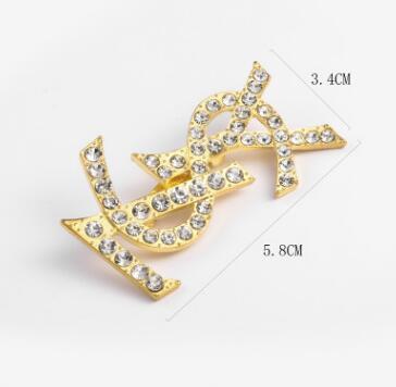 2018 New Alloy Diamond Pearl Letter Brooch Designer Lapel Pin Gift Wedding Bridal Decoration