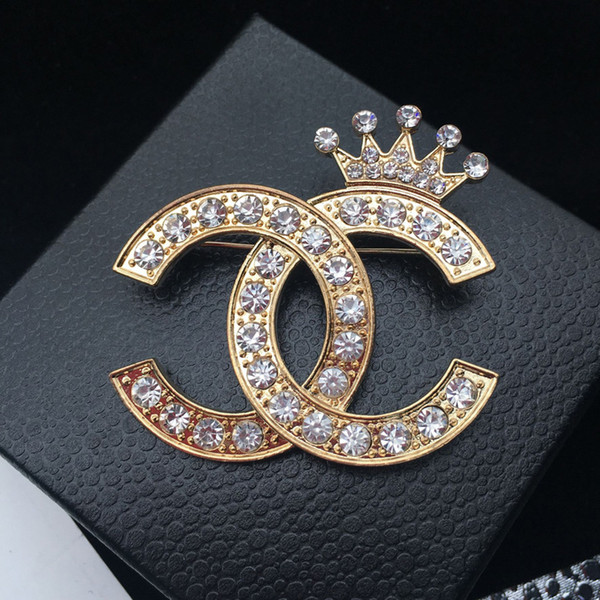 Stunning Clear Diamante Letter And Crown Brooch Fine Gift Crystals Jewelry Pin Fashion Women Dress Broaches Luxury Elegant Design