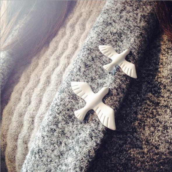 Art fresh retro metal white pigeons peace dove brooch chest flower badge collar needle wholesale free shipping