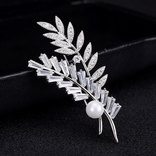 Fashionista wears a grain brooch with zircon leaves.High - grade temperament with a pin corsage coat with accessories