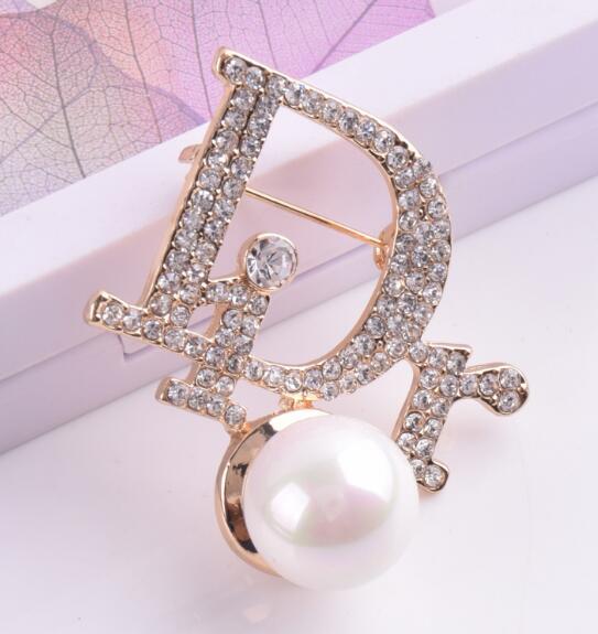 New creative letter pearl brooch.High-end fashion luxury crystal ladies pin coat jewelry chest flower