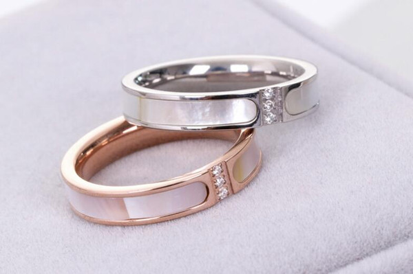 The new foreign trade fashion three diamond inlay shell ring plated 18K rose gold titanium steel index finger ring