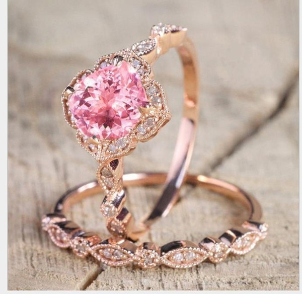 European and American women wear 18k rose gold ring, square ring, engagement ring, micro mosaic zircon.