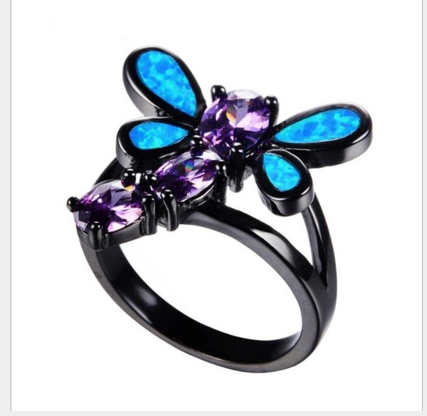 The new ring features the dragonfly modeling diamond ring.