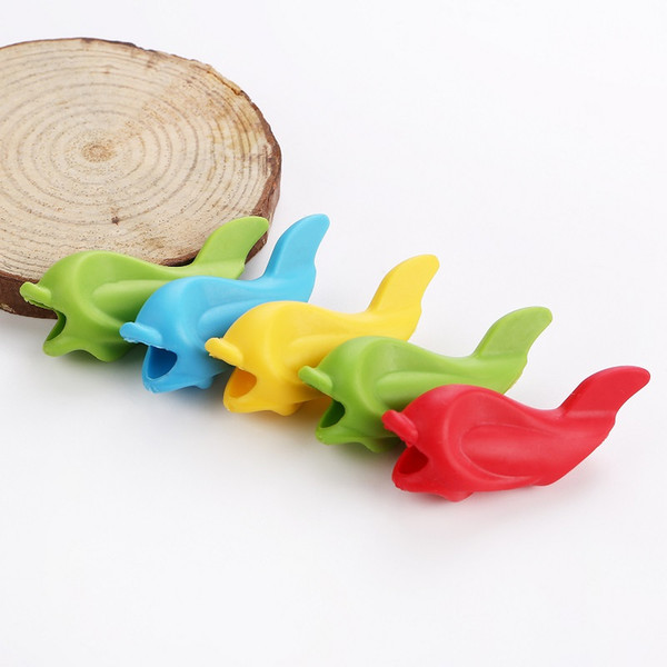 Learning Partner Children Stationery Silicone Fish Pencil Holder Practice Device for Correcting Pen Grip Posture W8759