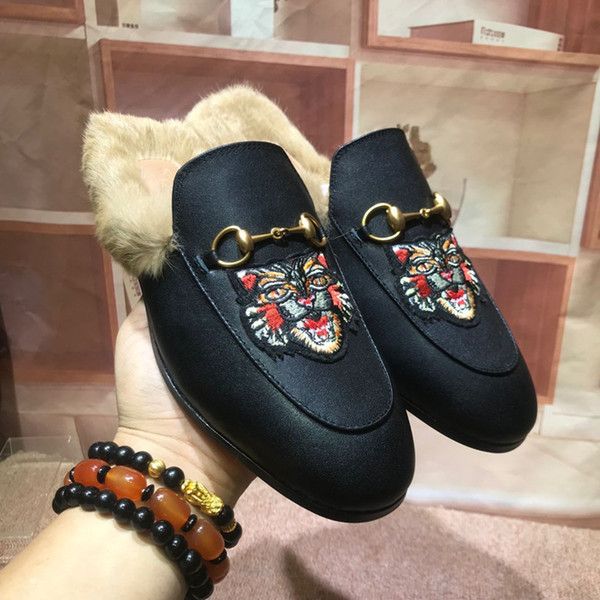 Men Luxury Designer Slippers Brand Fur Slippers Women Genuine Leather Flat Mules Shoes Metal Chain Casual Shoes Loafers Outdoor Slippers W1