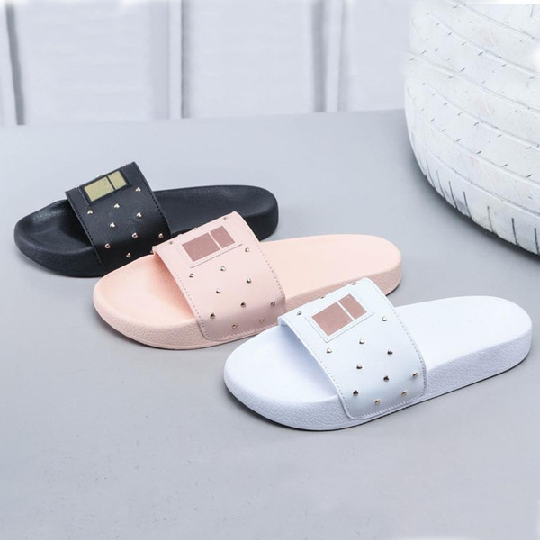 2019 Slippers Canvas Shoes Sandals Designer Summer Fashion Wide Flat Slippery Flip Flop For Women Men Black White Red Casual Shoes