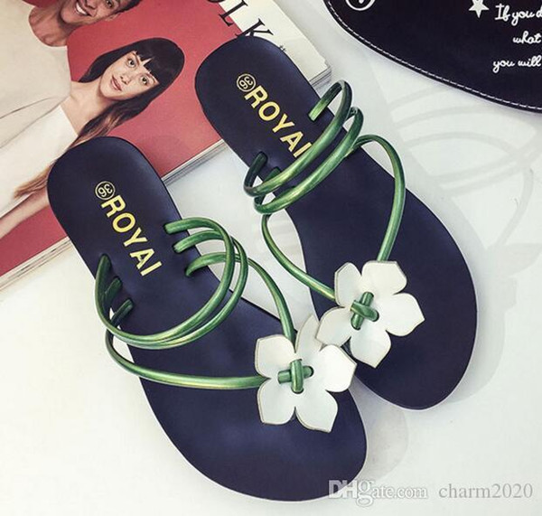 Pop 2019 Summer New Simple Sandals Two Wear Flat Feet Feet Flowers Carved Students Clip Foot Cold Slippers Female LEIKUAN