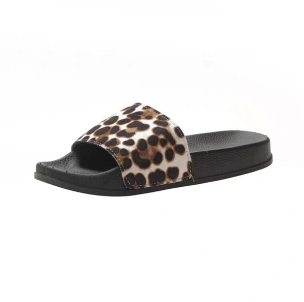 Classic trendy woman Xia wears fashionable leopard print slippers for students. Fashionable slippers with slippery soft sole and sandy beach