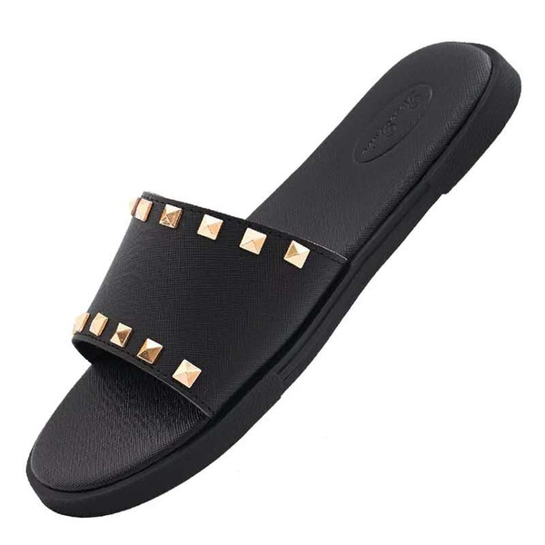 New fashion trend leisure slippers women wearing riveted beach slippers with low heel leather sandals, flat sole slippers