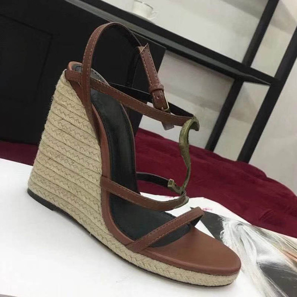 Newest Luxury Women Popular Leather Sandal Striking Gladiator Style Designer Leather Outsole Perfect Flat Canvas Plain Sandal Size 35-41+box